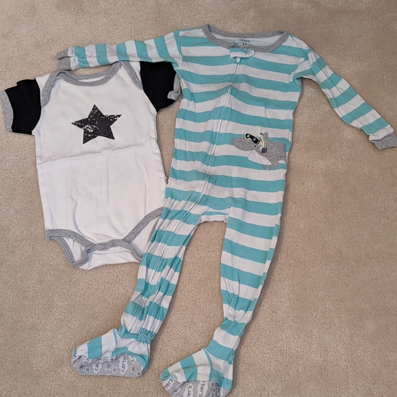3/$15 Set of 2 Size 24 months Sleeper and Onesie - Picture 16 of 16